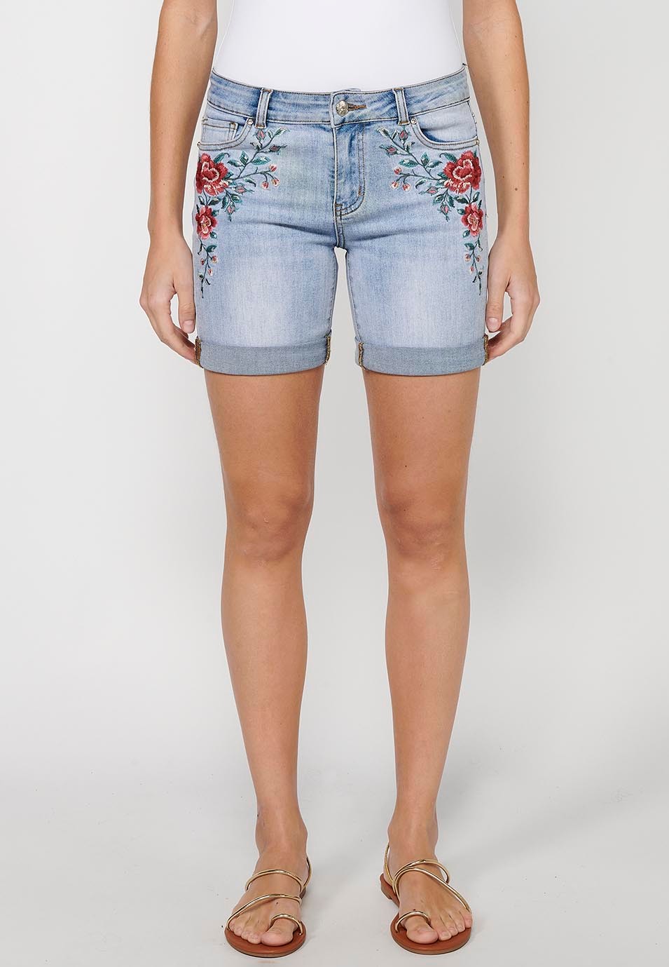 Denim shorts with front zipper and button closure and front floral embroidered details with five pockets, one blue pocket pocket for women 2