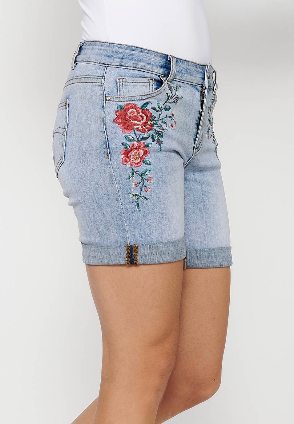 Denim shorts with front zipper and button closure and front floral embroidered details with five pockets, one blue pocket pocket for women 3