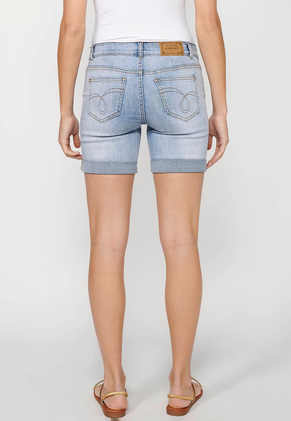 Denim shorts with front zipper and button closure and front floral embroidered details with five pockets, one blue pocket pocket for women 4