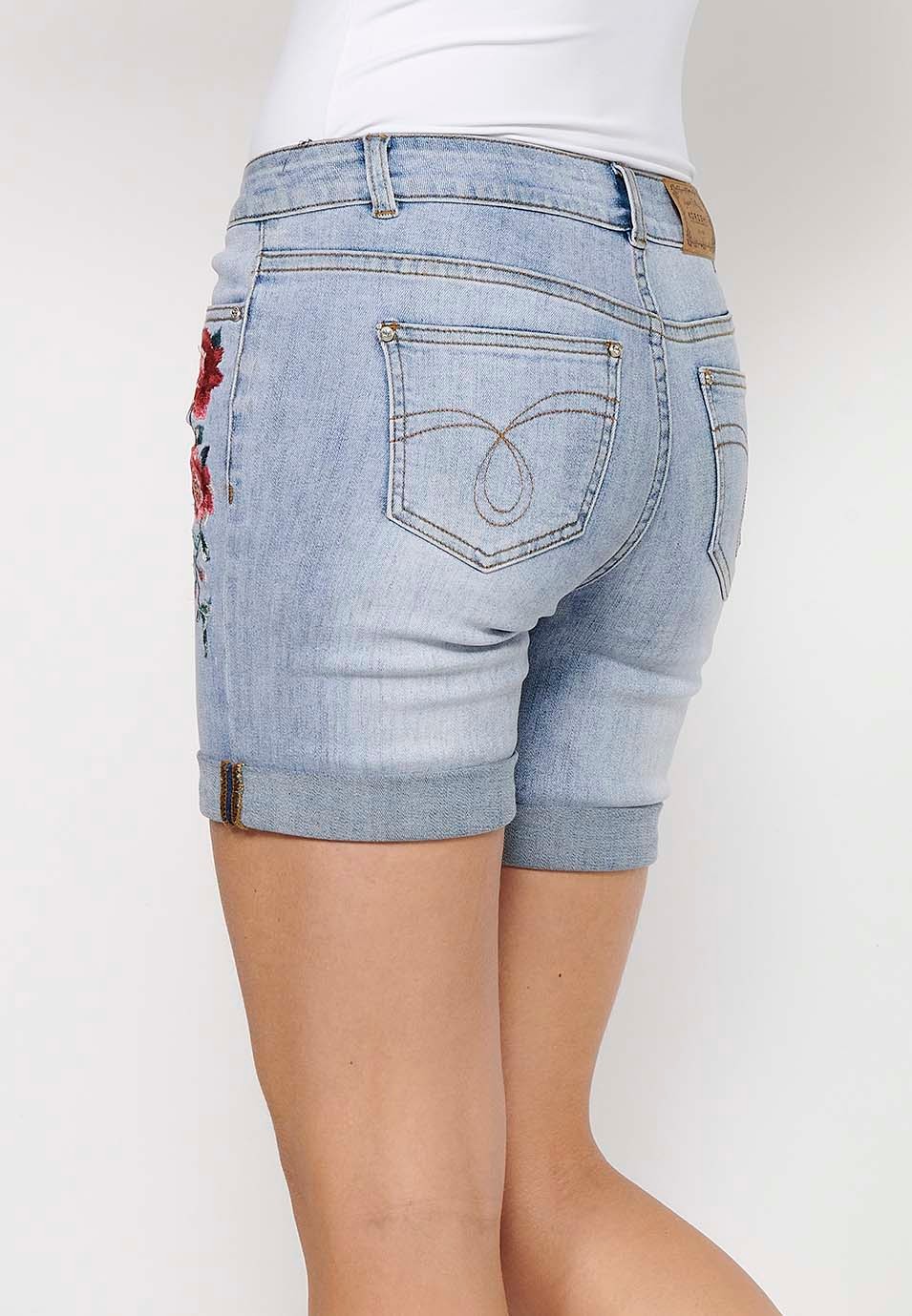 Denim shorts with front zipper and button closure and front floral embroidered details with five pockets, one blue pocket pocket for women 7
