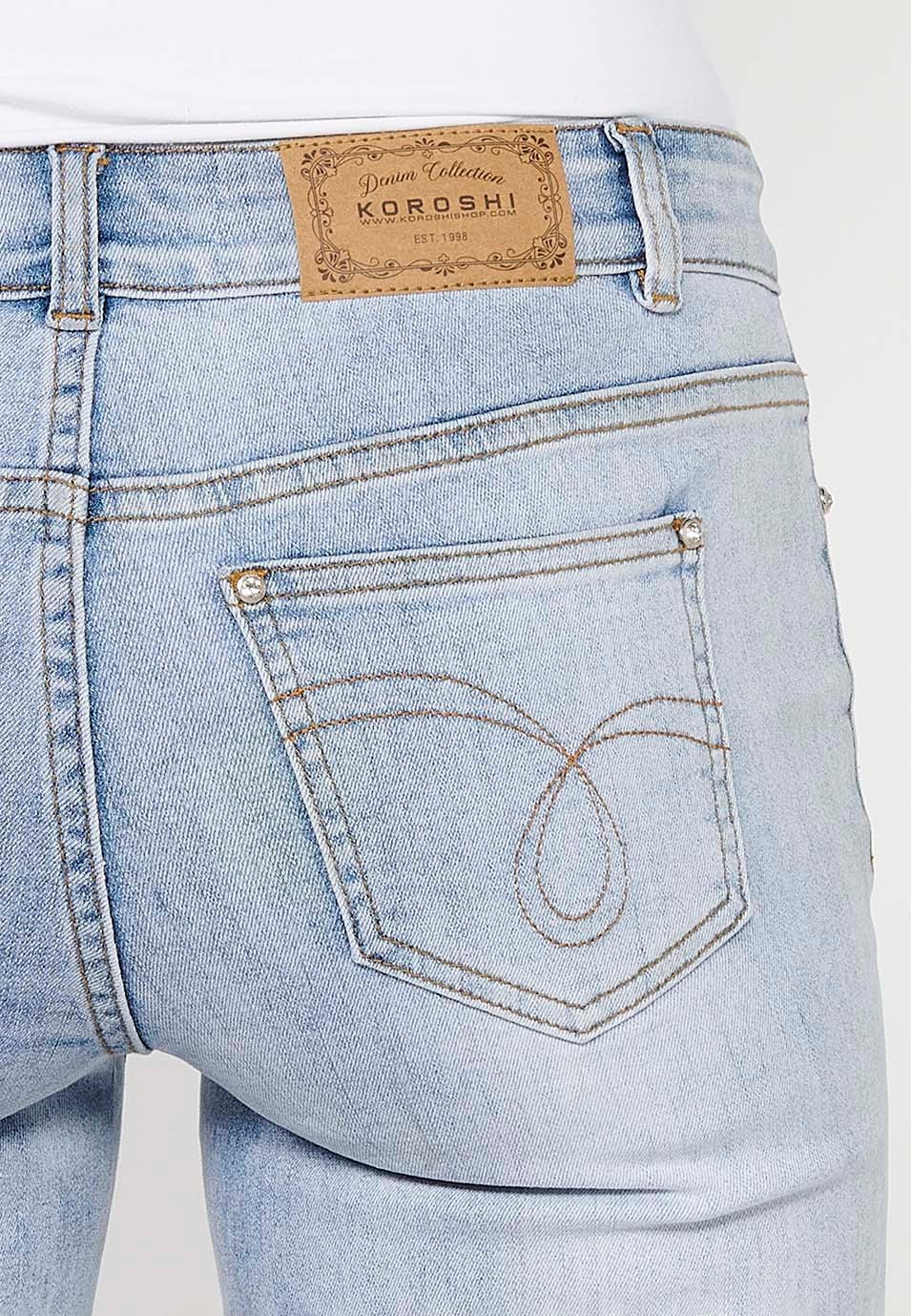 Short en jean avec fermeture éclair et bouton sur le devant et détails brodés floraux sur le devant avec cinq poches, une poche bleue pour femme 6