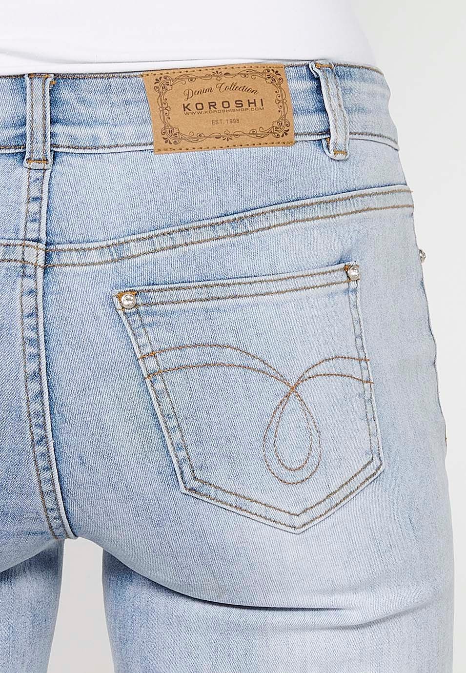 Pantalón corto short denim con cierre delantero con cremallera y botón y detalles bordados florales delanteros con cinco bolsillos, uno cerillero de color azul para mujer | Moda Actual 6