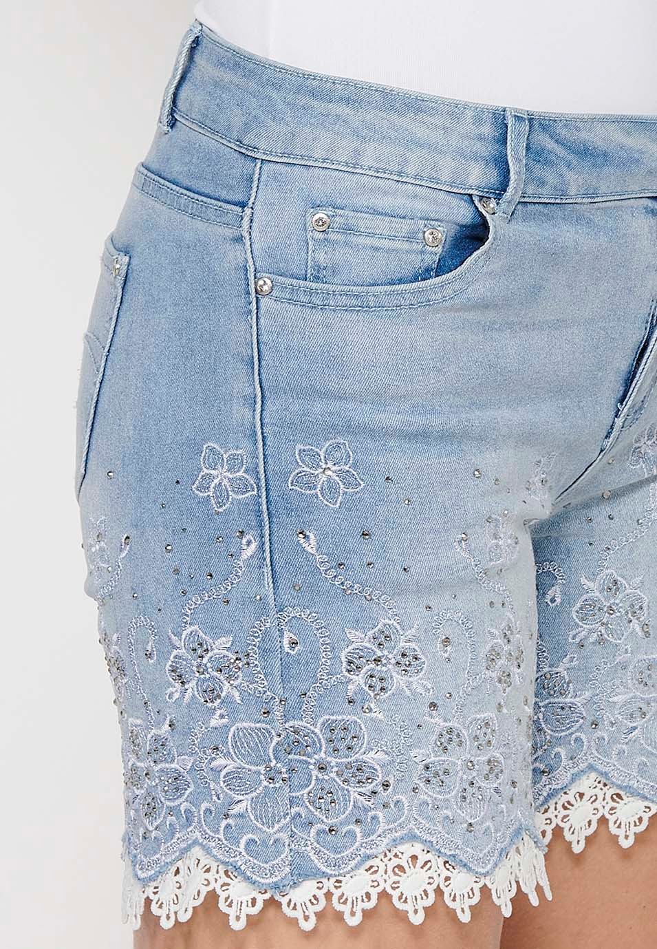 Kurze Jeansshorts mit Spitzen- und Blumenstickerei sowie Reißverschluss und Knopf vorne mit abnehmbarem Schleifendetail in Blau für Damen 10