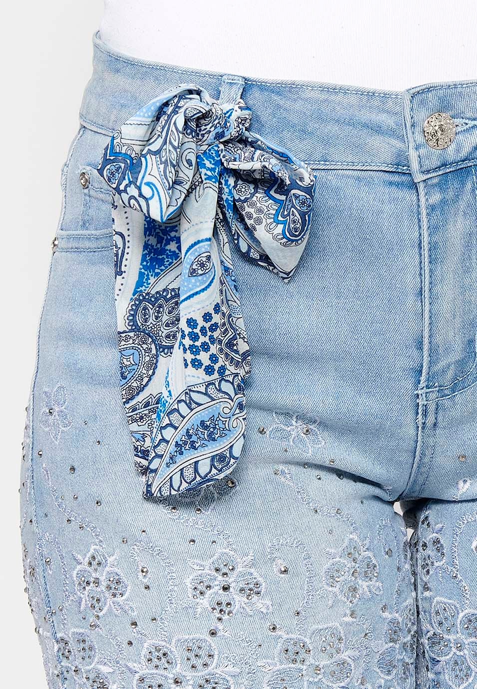 Kurze Jeansshorts mit Spitzen- und Blumenstickerei sowie Reißverschluss und Knopf vorne mit abnehmbarem Schleifendetail in Blau für Damen 11