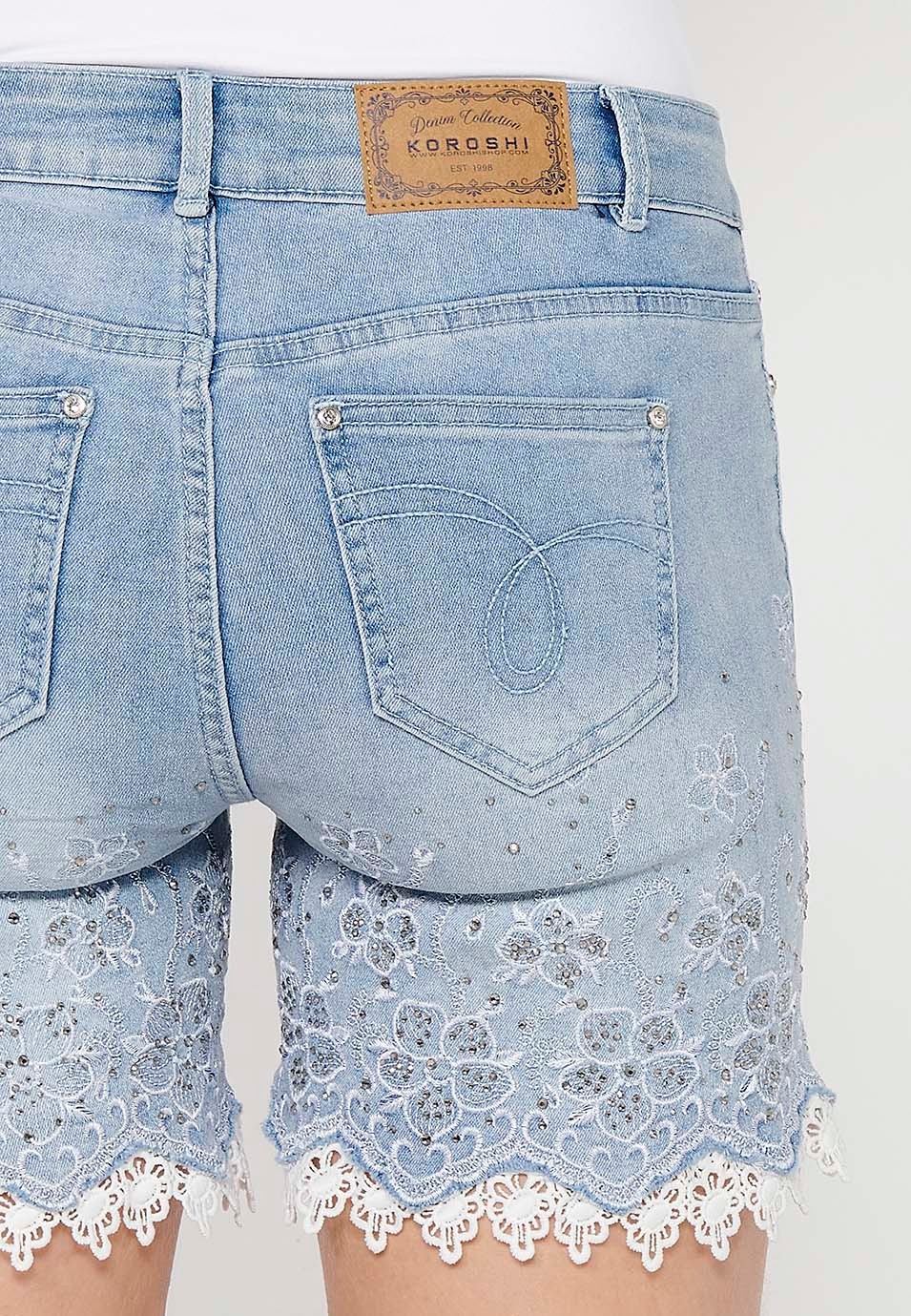 Kurze Jeansshorts mit Spitzen- und Blumenstickerei sowie Reißverschluss und Knopf vorne mit abnehmbarem Schleifendetail in Blau für Damen 7