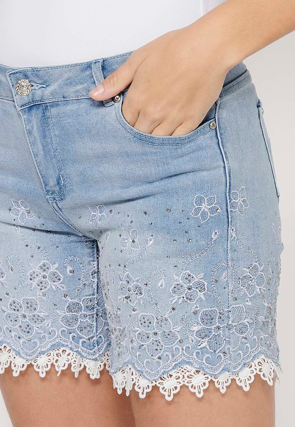 Kurze Jeansshorts mit Spitzen- und Blumenstickerei sowie Reißverschluss und Knopf vorne mit abnehmbarem Schleifendetail in Blau für Damen 9