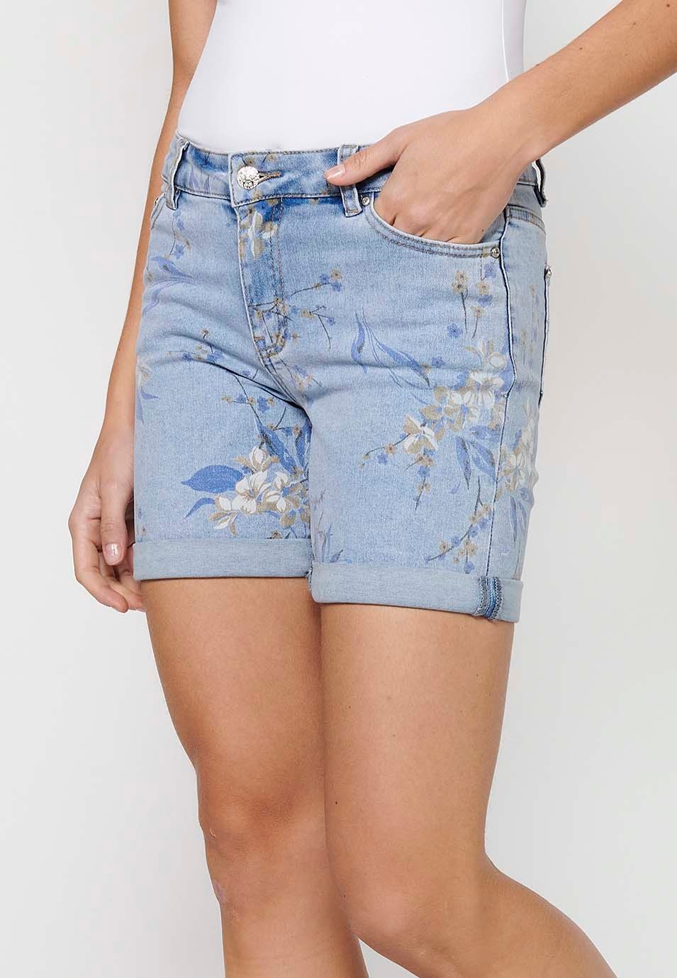 Shorts with a turn-up finish with zipper and button closure with a Blue floral print for Women 1