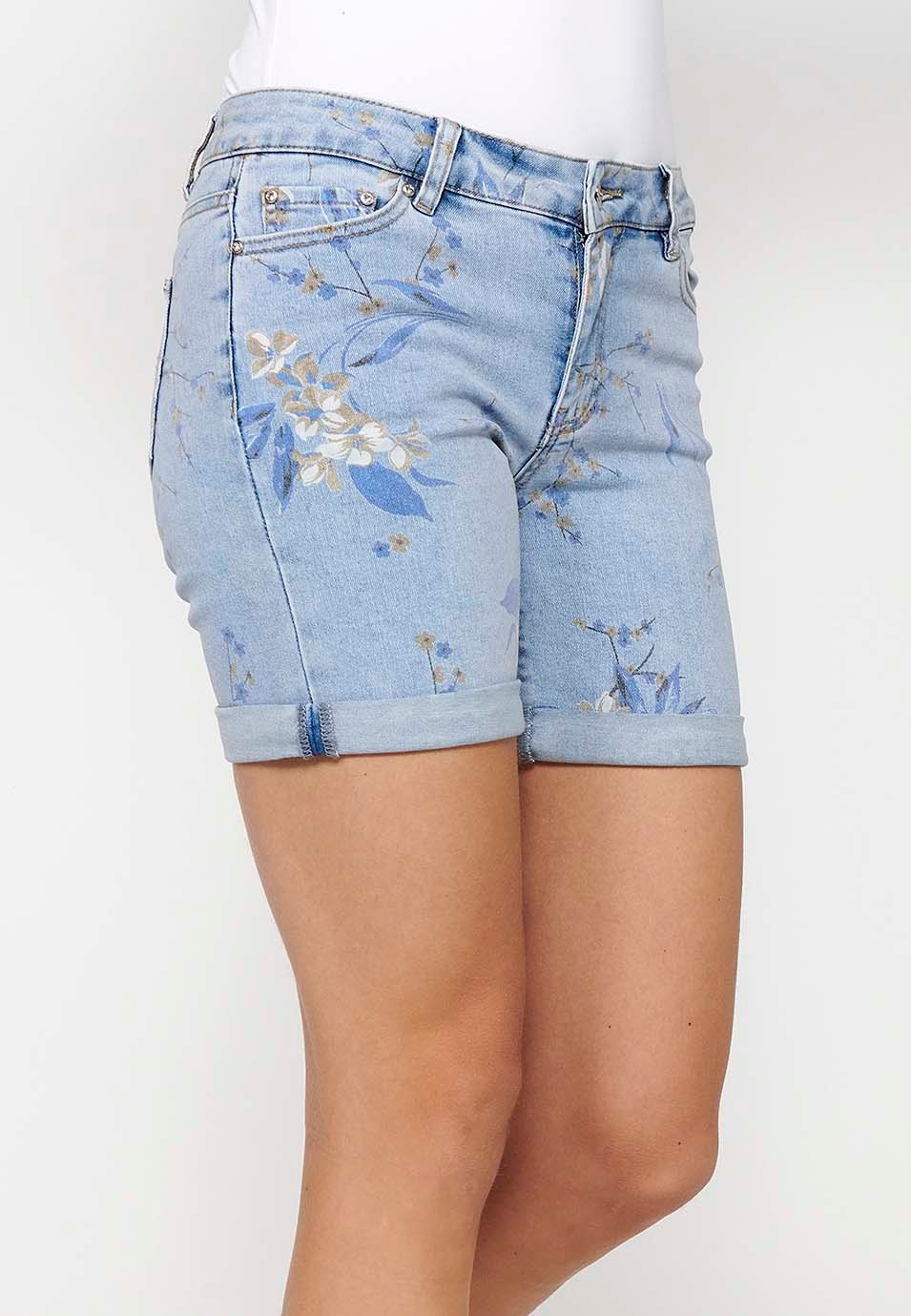 Shorts with a turn-up finish with zipper and button closure with a Blue floral print for Women 4