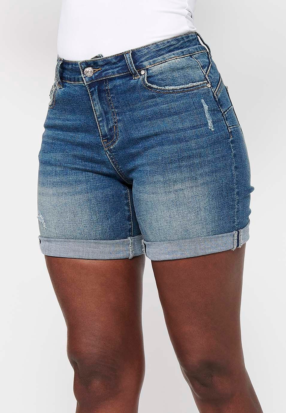 Short bleu avec détails déchirés et fermeture sur le devant avec fermeture éclair et bouton pour femme 4