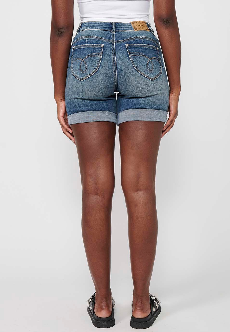 Short bleu avec détails déchirés et fermeture sur le devant avec fermeture éclair et bouton pour femme 1