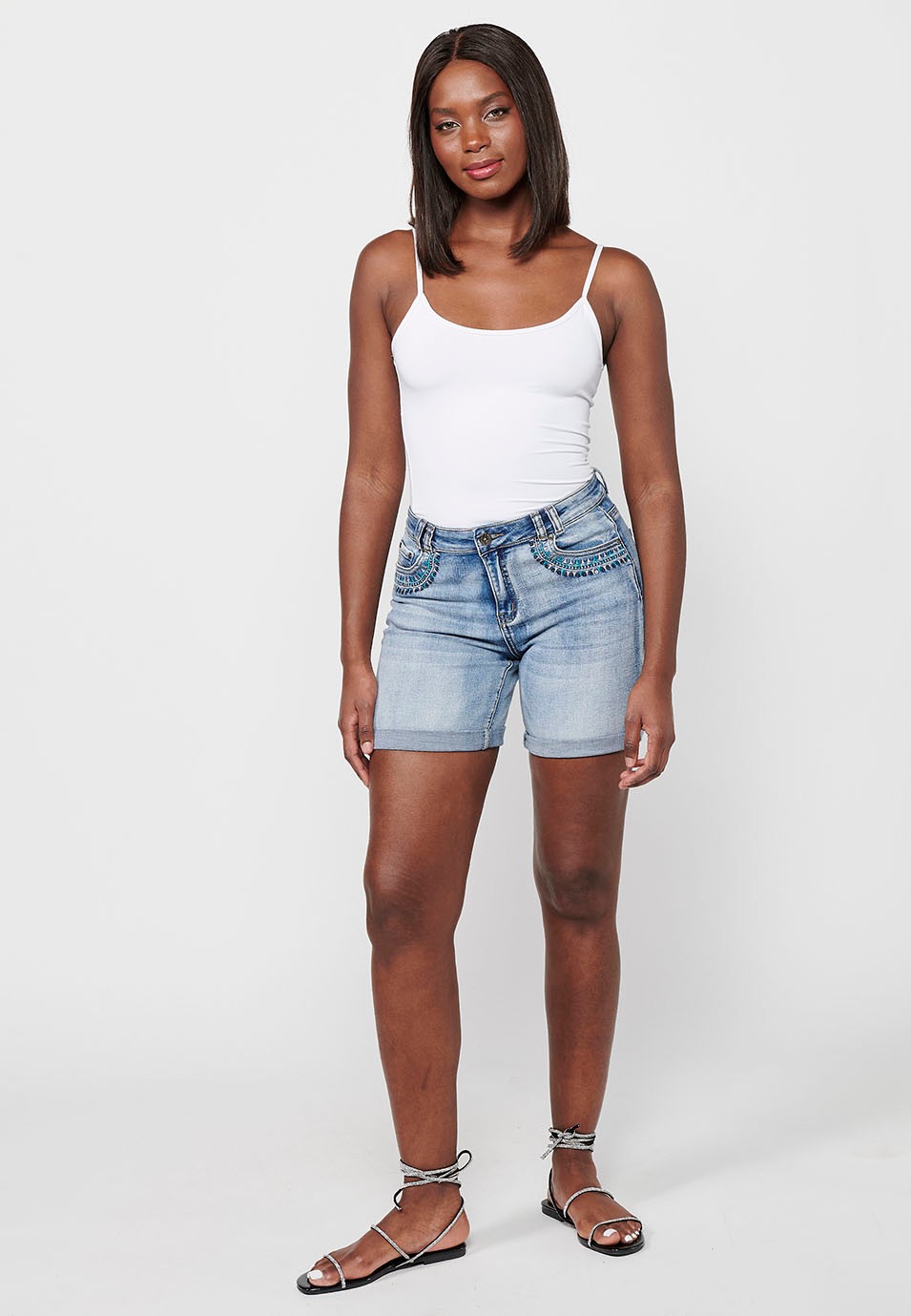 Blaue Jeansshorts mit gestickten Details und Frontverschluss mit Reißverschluss und Knopf für Damen