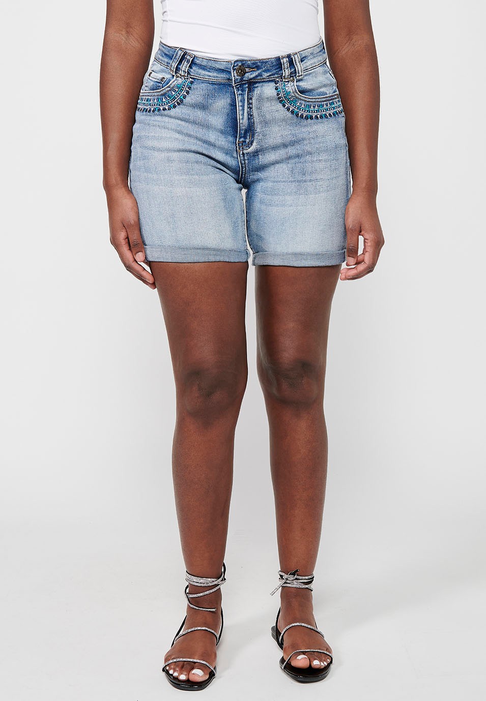 Short en jean bleu avec détails brodés et fermeture sur le devant avec fermeture éclair et bouton pour femme 7