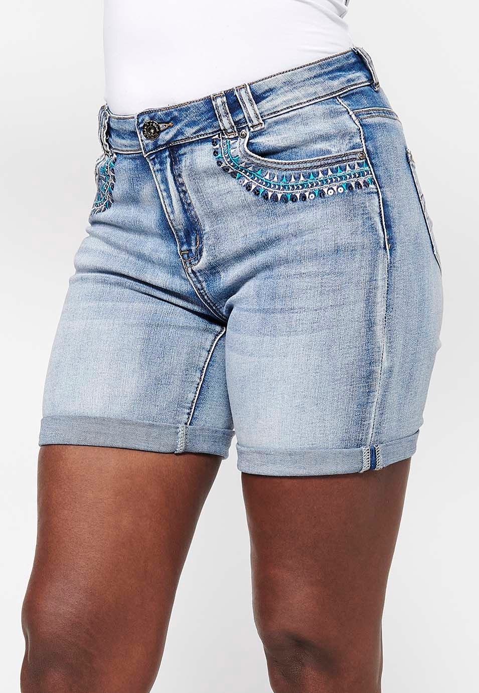 Short en jean bleu avec détails brodés et fermeture sur le devant avec fermeture éclair et bouton pour femme 5