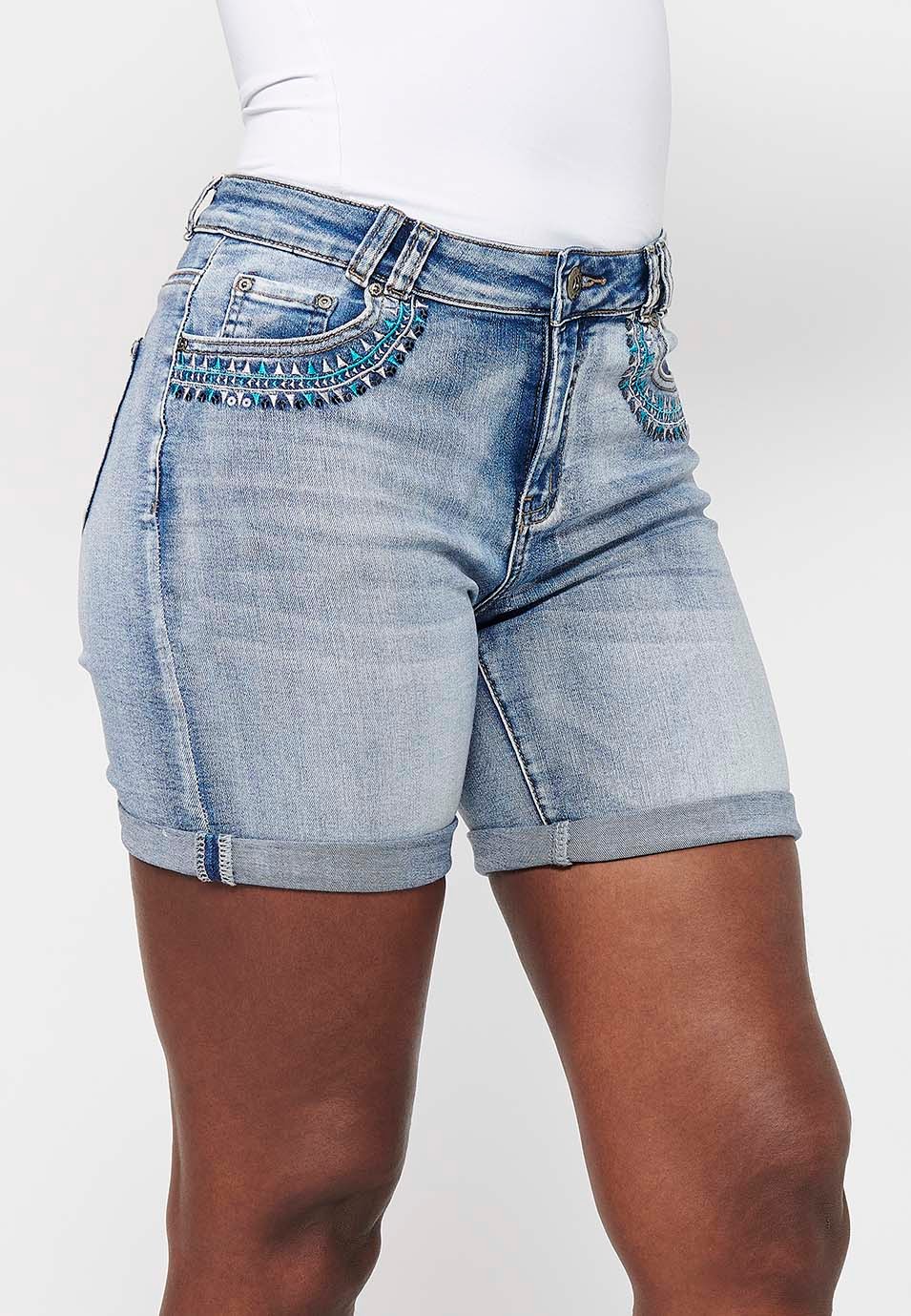 Short en jean bleu avec détails brodés et fermeture sur le devant avec fermeture éclair et bouton pour femme 4