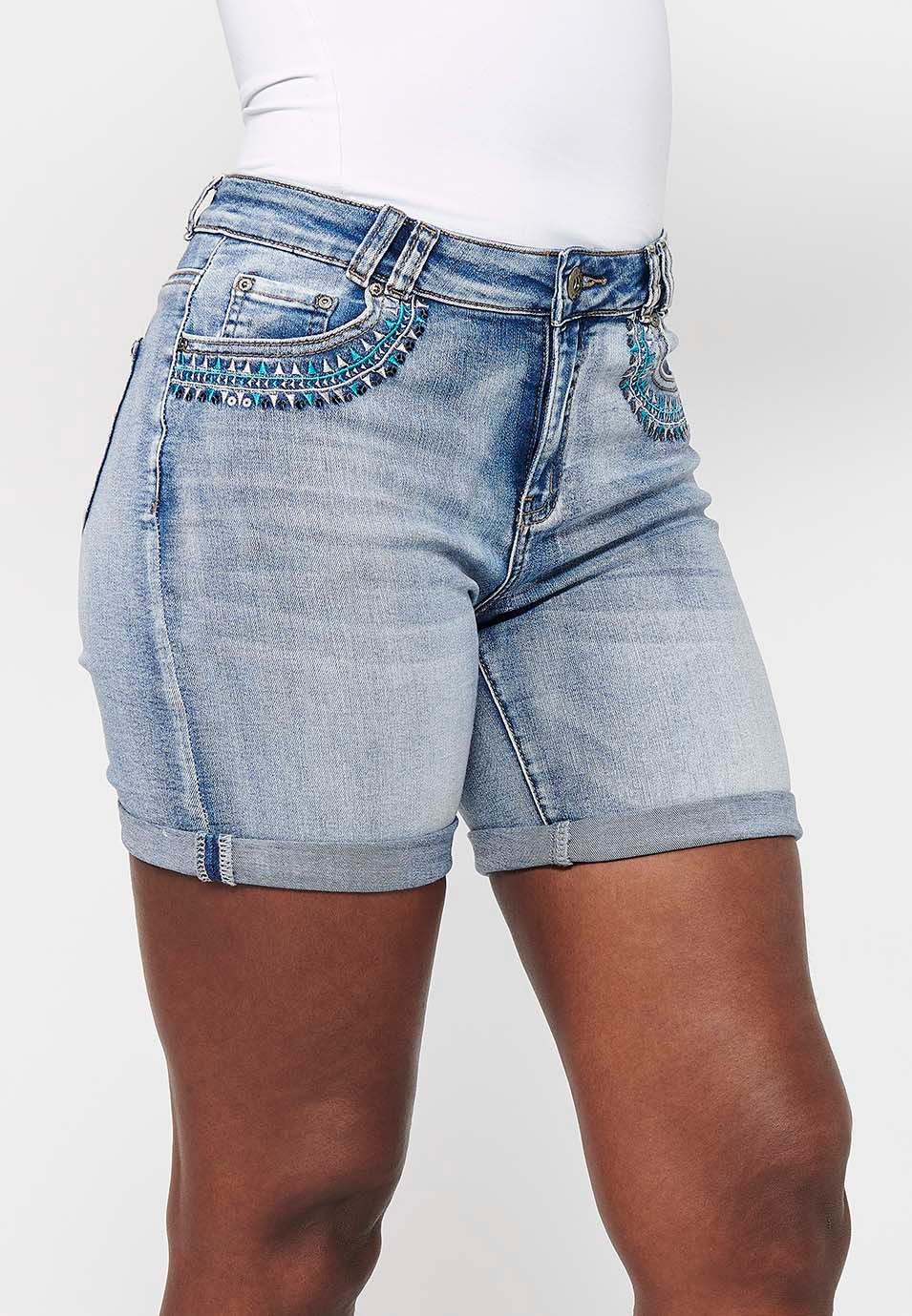 Pantalón corto Short acabado en vuelta de Denim con Detalles bordados y Cierre delantero con cremallera y botón de Color Azul para Mujer 4