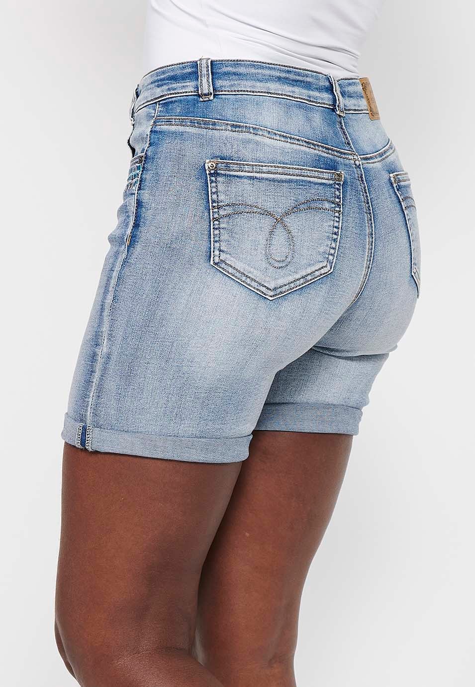 Blaue Jeansshorts mit gestickten Details und Frontverschluss mit Reißverschluss und Knopf für Damen 1