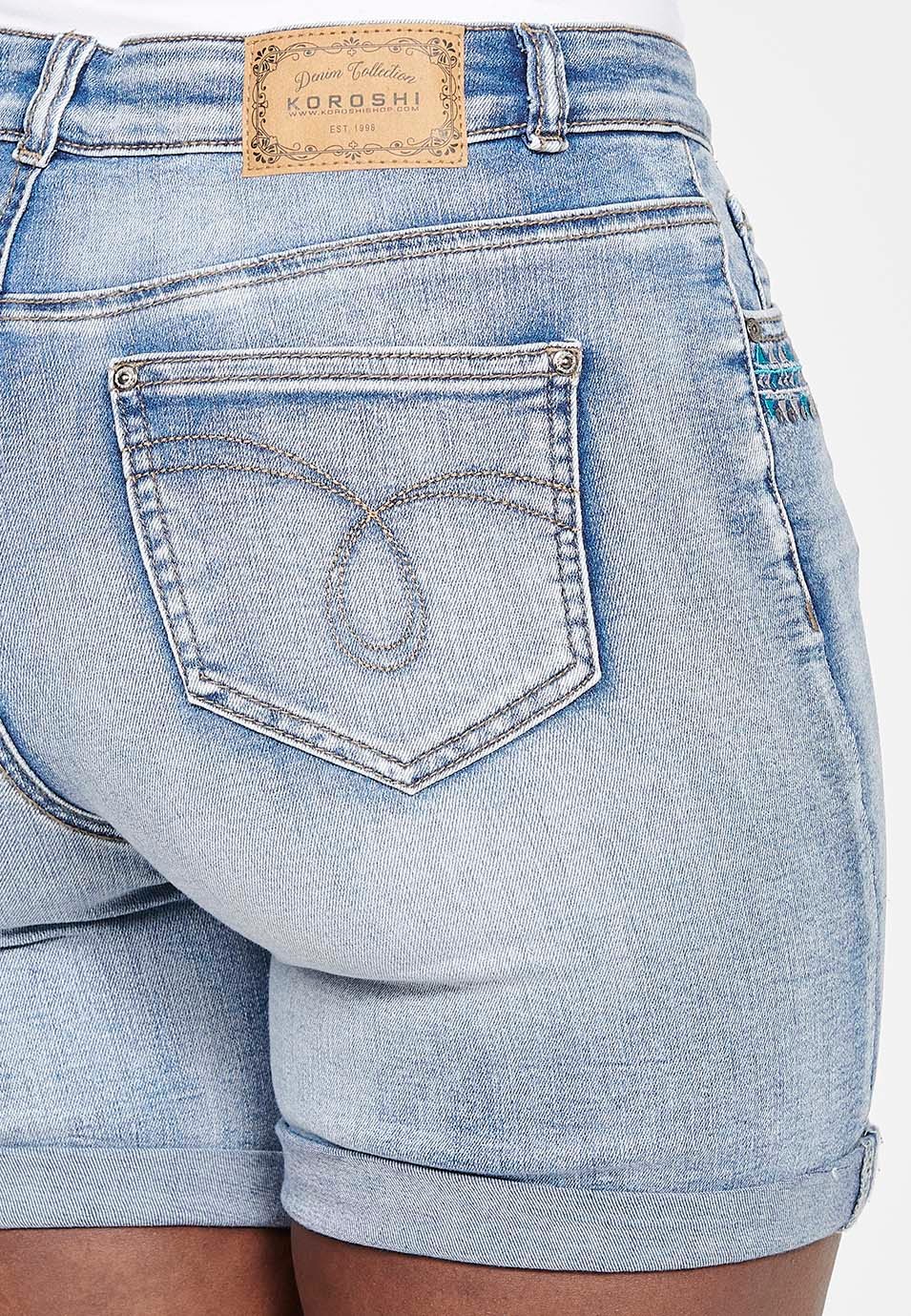 Short en jean bleu avec détails brodés et fermeture sur le devant avec fermeture éclair et bouton pour femme 6
