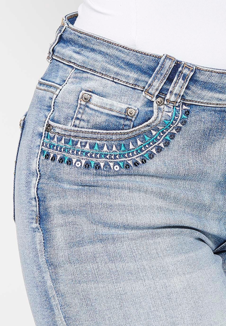 Blaue Jeansshorts mit gestickten Details und Frontverschluss mit Reißverschluss und Knopf für Damen 8