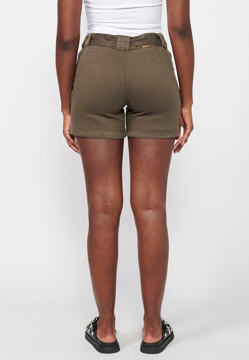 Shorts, Taschen mit Blumenstickerei. Verstellbarer Bund mit Gürtel, Khaki-Farbe für Damen