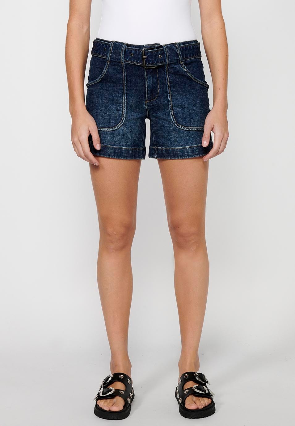 Jeansshorts mit Frontverschluss mit Reißverschluss und Knopf sowie verstellbarer Taille mit Gürtel und aufgesetzten Taschen in Blau für Damen 2