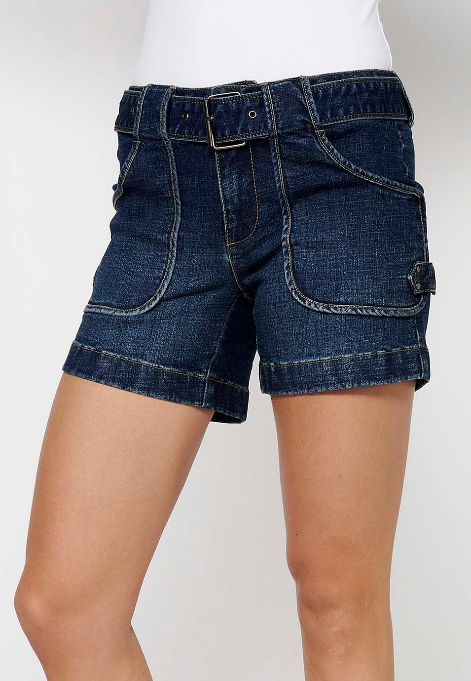 Jeansshorts mit Frontverschluss mit Reißverschluss und Knopf sowie verstellbarer Taille mit Gürtel und aufgesetzten Taschen in Blau für Damen 3