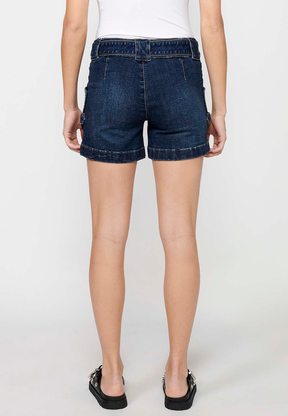 Jeansshorts mit Frontverschluss mit Reißverschluss und Knopf sowie verstellbarer Taille mit Gürtel und aufgesetzten Taschen in Blau für Damen 1