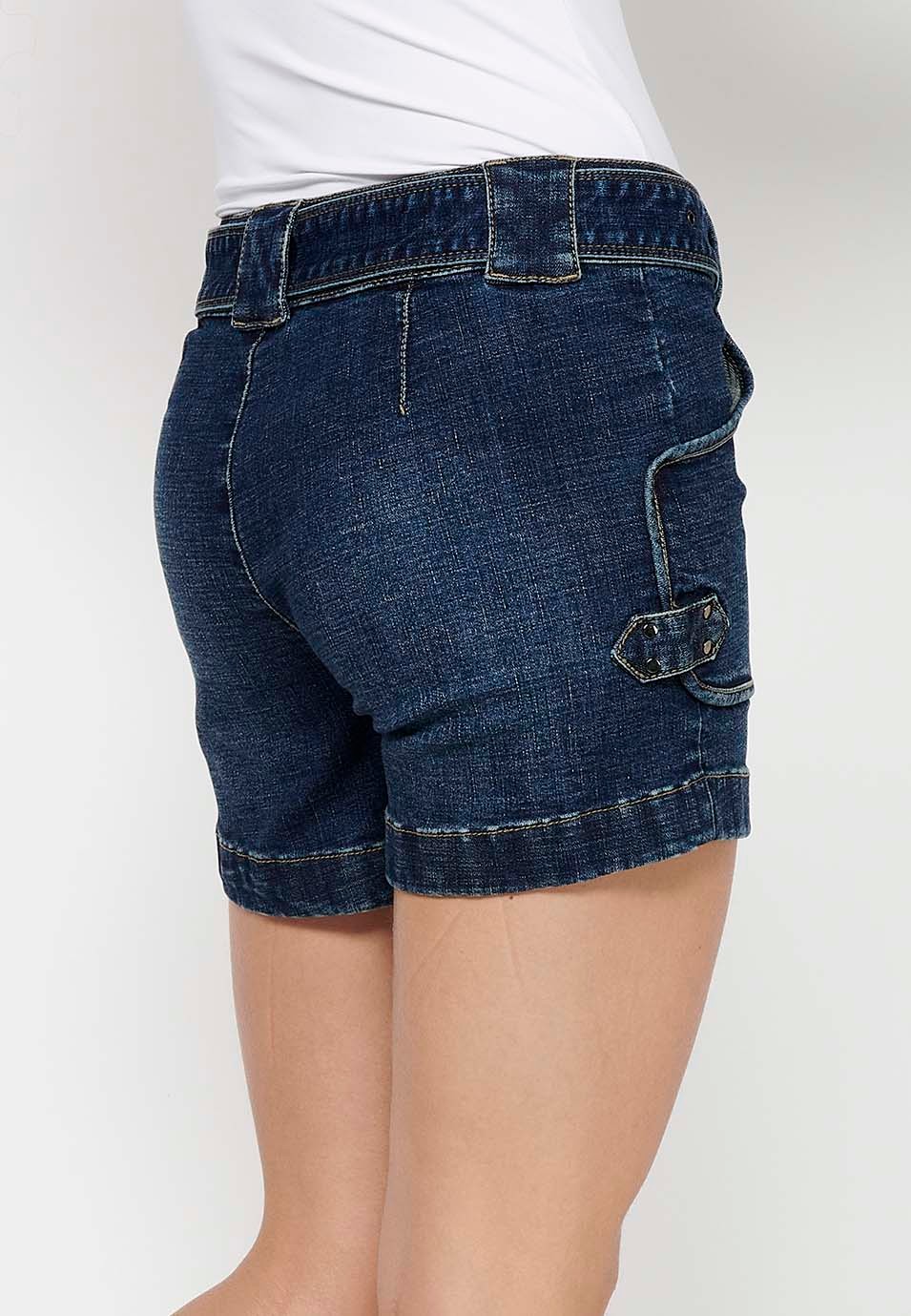 Jeansshorts mit Frontverschluss mit Reißverschluss und Knopf sowie verstellbarer Taille mit Gürtel und aufgesetzten Taschen in Blau für Damen 7