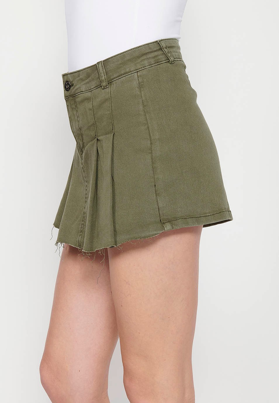 Khakifarbene, plissierte Shorts mit weitem Bein für Damen