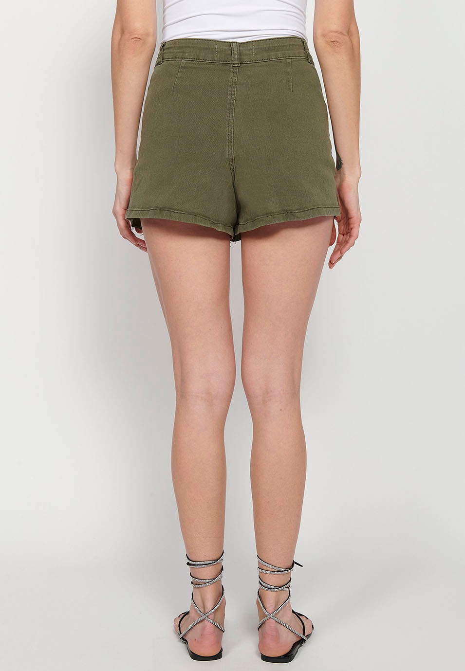 Khakifarbene, plissierte Shorts mit weitem Bein für Damen