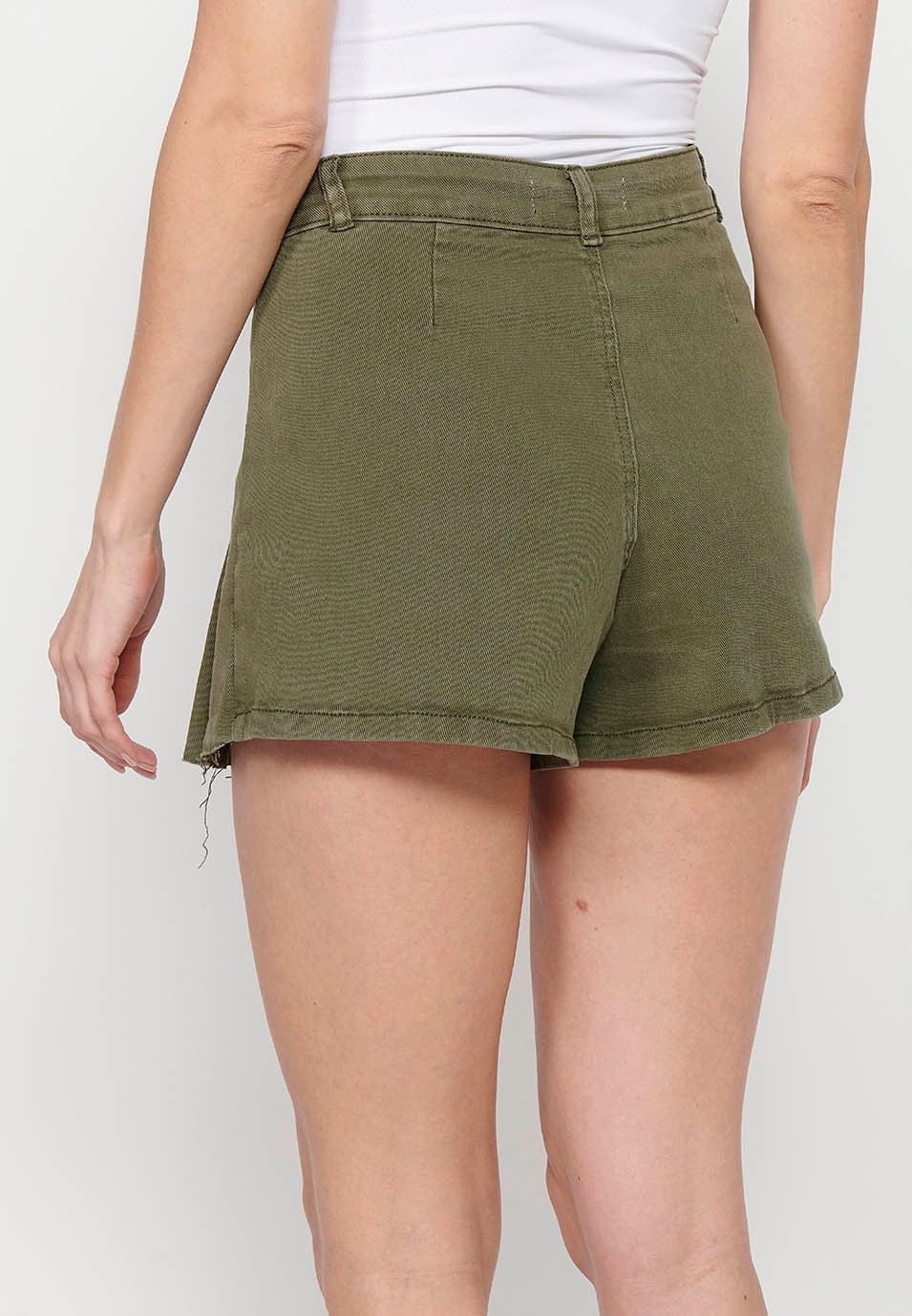 Khakifarbene, plissierte Shorts mit weitem Bein für Damen