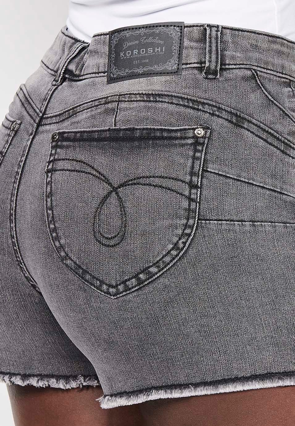 Pantalón corto, cierre delantero con cremalera y botón, color negro denim para mujer