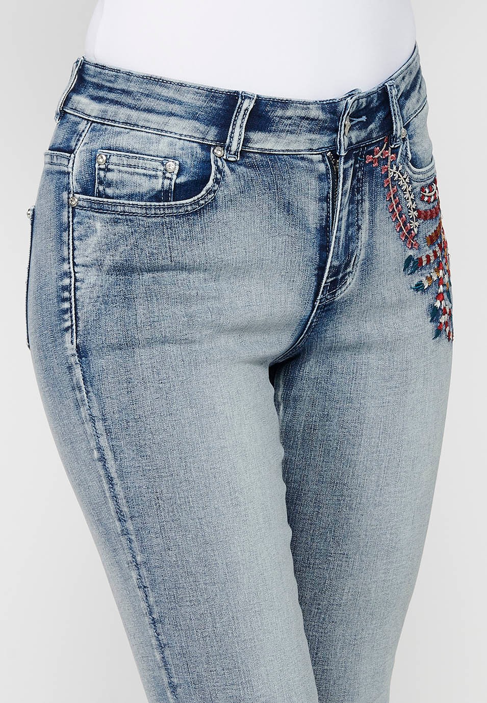 Pantalón largo denim con detalles bordados y cierre delantero con cremallera y botón de color azul claro para mujer | Moda Actual 5