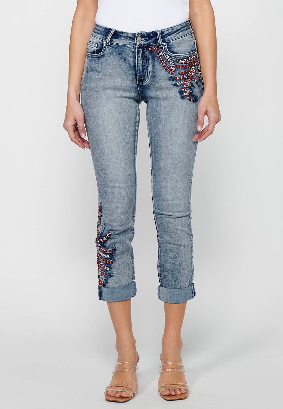 Pantalón largo denim con detalles bordados y cierre delantero con cremallera y botón de color azul claro para mujer | Moda Actual 3