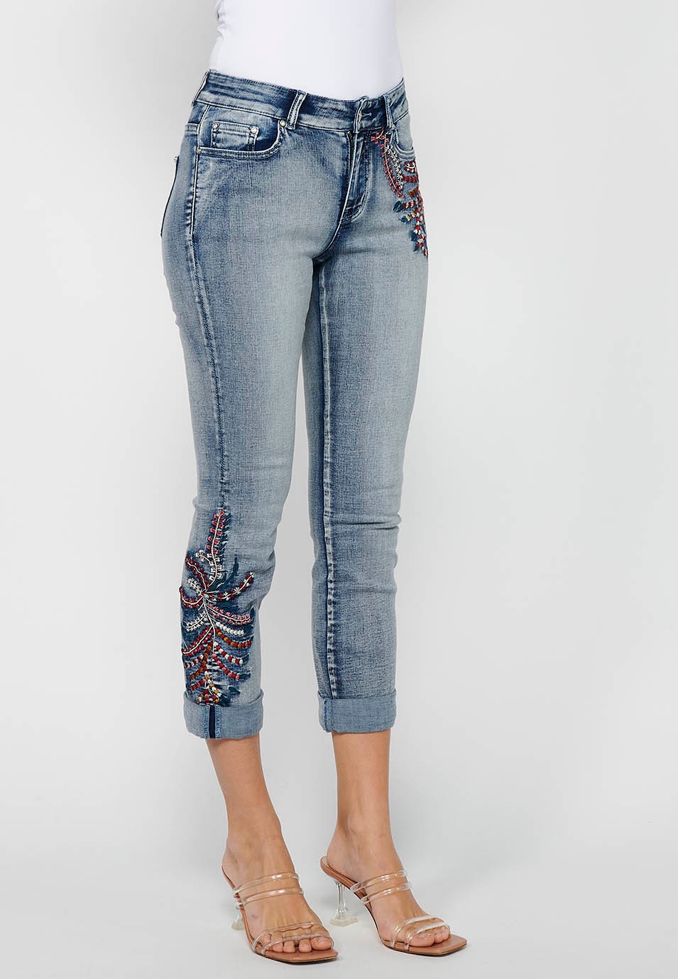 Lange Jeanshose mit gestickten Details und Frontverschluss mit Reißverschluss und Knopf in Hellblau für Damen 1
