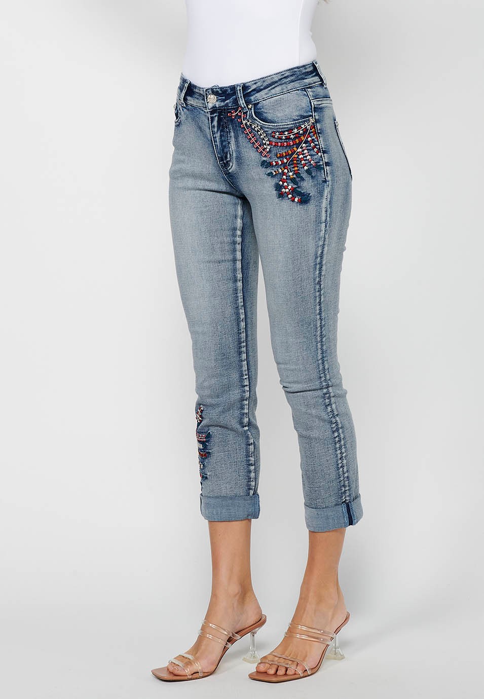 Lange Jeanshose mit gestickten Details und Frontverschluss mit Reißverschluss und Knopf in Hellblau für Damen 2
