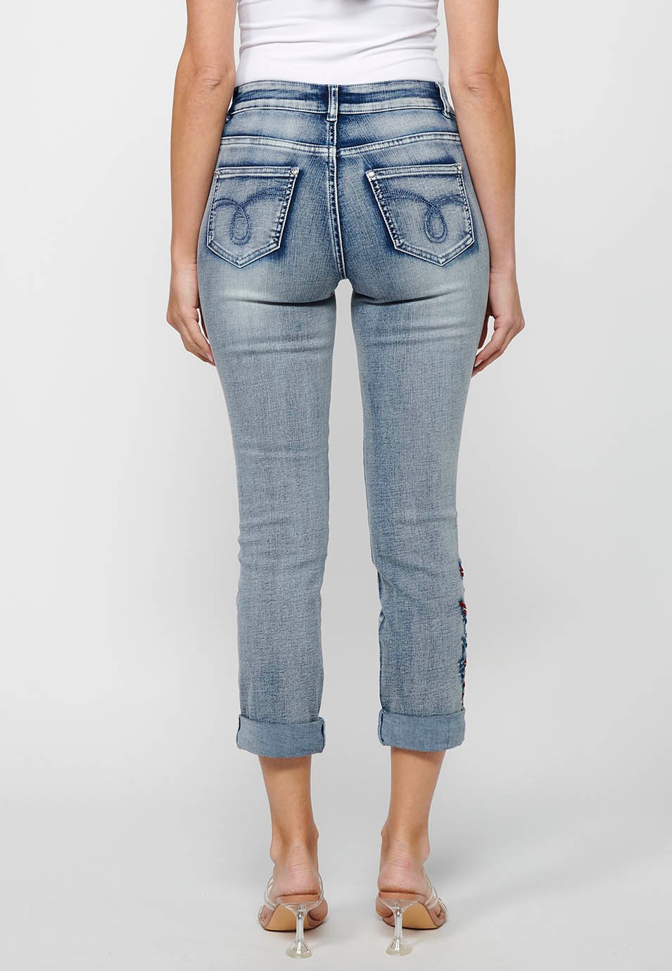 Lange Jeanshose mit gestickten Details und Frontverschluss mit Reißverschluss und Knopf in Hellblau für Damen 4