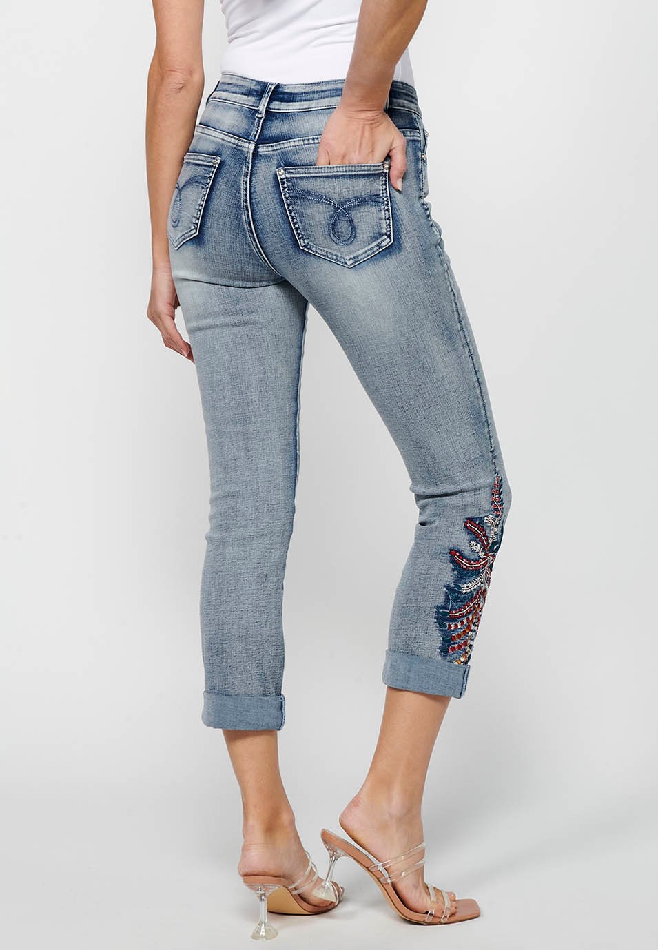 Pantalón largo denim con detalles bordados y cierre delantero con cremallera y botón de color azul claro para mujer | Moda Actual 9