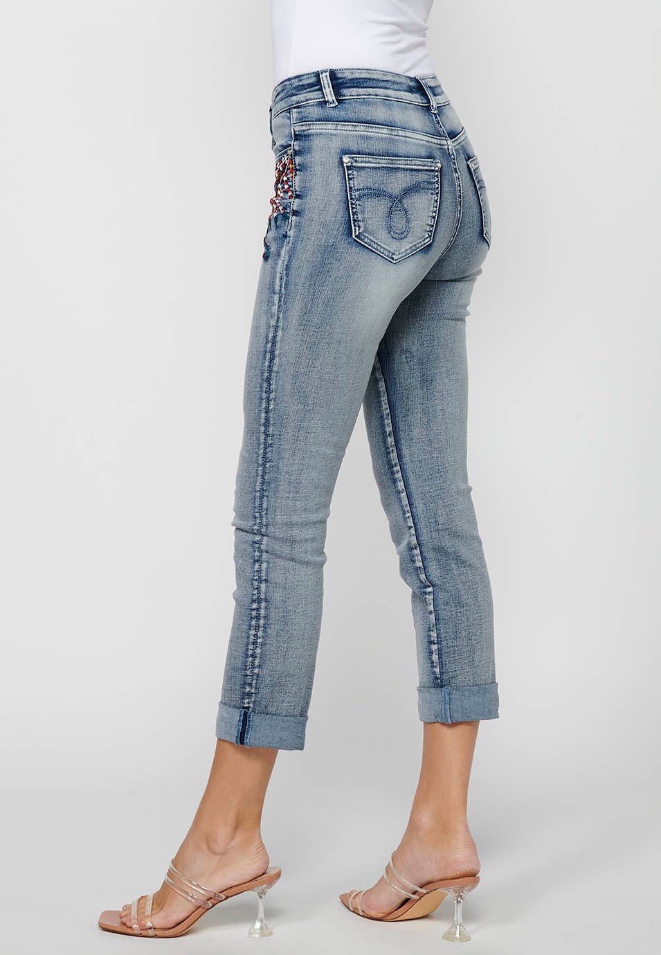 Pantalón largo denim con detalles bordados y cierre delantero con cremallera y botón de color azul claro para mujer | Moda Actual 8
