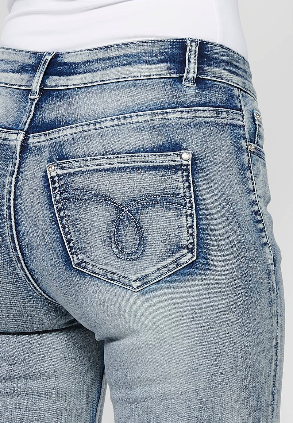 Pantalón largo denim con detalles bordados y cierre delantero con cremallera y botón de color azul claro para mujer | Moda Actual 6