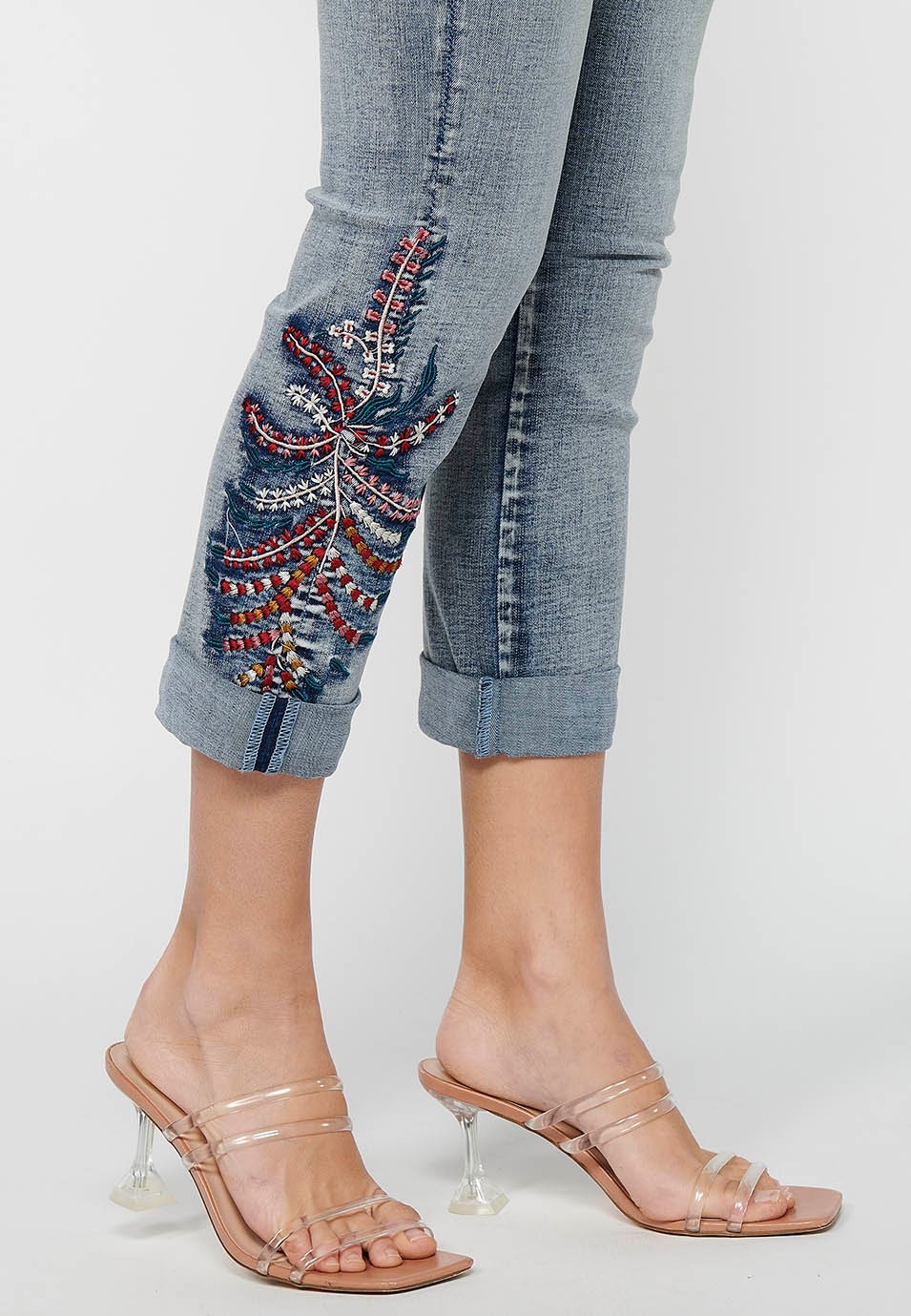 Pantalón largo denim con detalles bordados y cierre delantero con cremallera y botón de color azul claro para mujer | Moda Actual 7