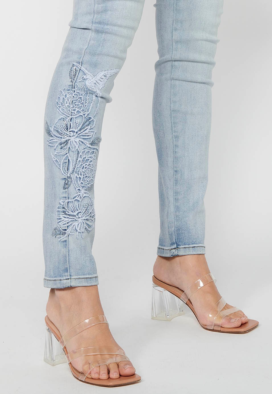 Pantalón largo slim con cierre delantero con cremallera y botón con detalles bordados de color azul claro para mujer | Moda Actual 5