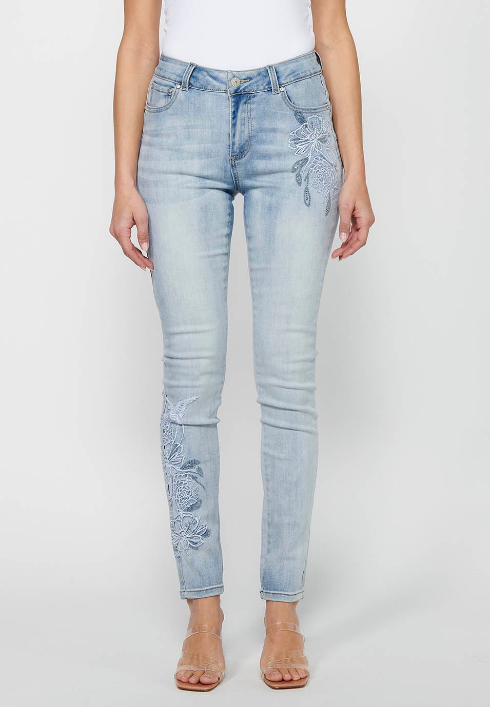 Pantalón largo slim con cierre delantero con cremallera y botón con detalles bordados de color azul claro para mujer | Moda Actual 3