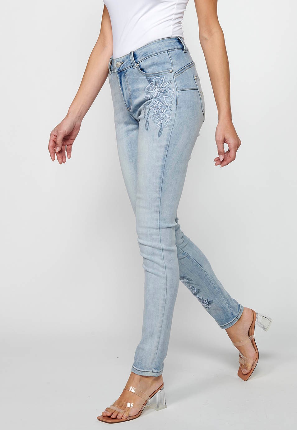 Pantalón largo slim con cierre delantero con cremallera y botón con detalles bordados de color azul claro para mujer | Moda Actual 2