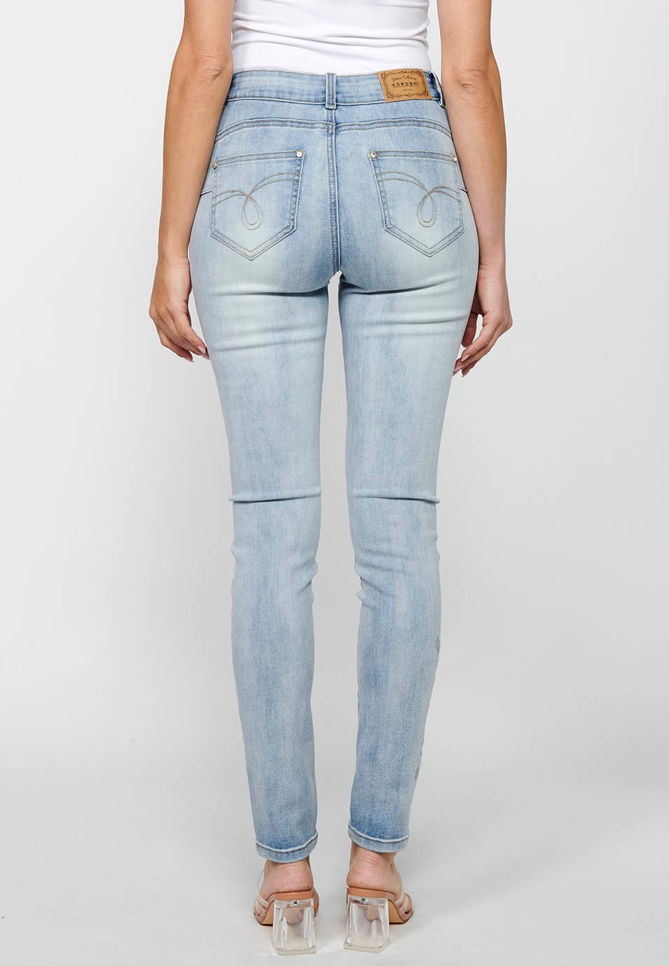 Pantalón largo slim con cierre delantero con cremallera y botón con detalles bordados de color azul claro para mujer | Moda Actual 4