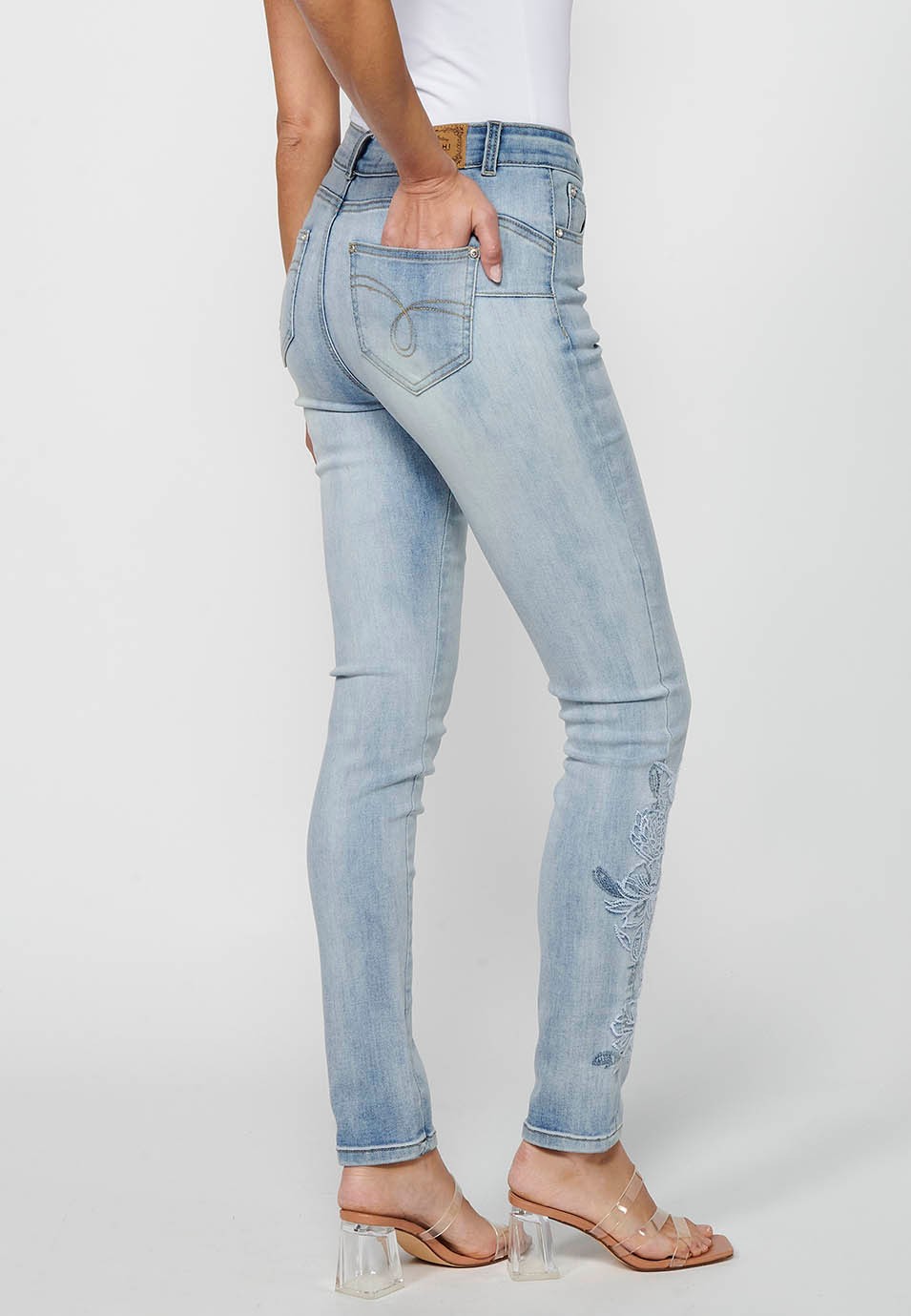 Pantalón largo slim con cierre delantero con cremallera y botón con detalles bordados de color azul claro para mujer | Moda Actual 6