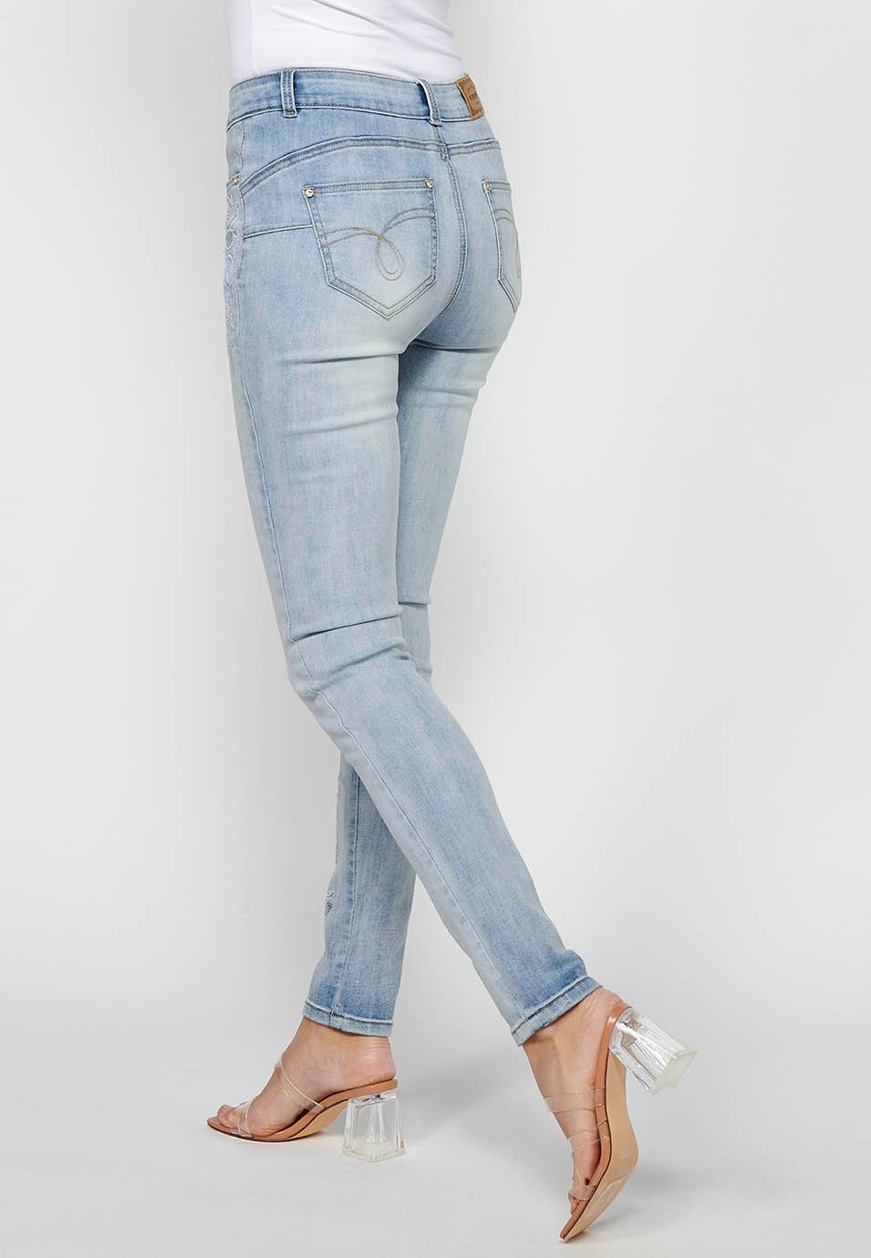 Pantalon long slim avec fermeture éclair sur le devant et fermeture boutonnée avec détails brodés en bleu clair pour femme 9