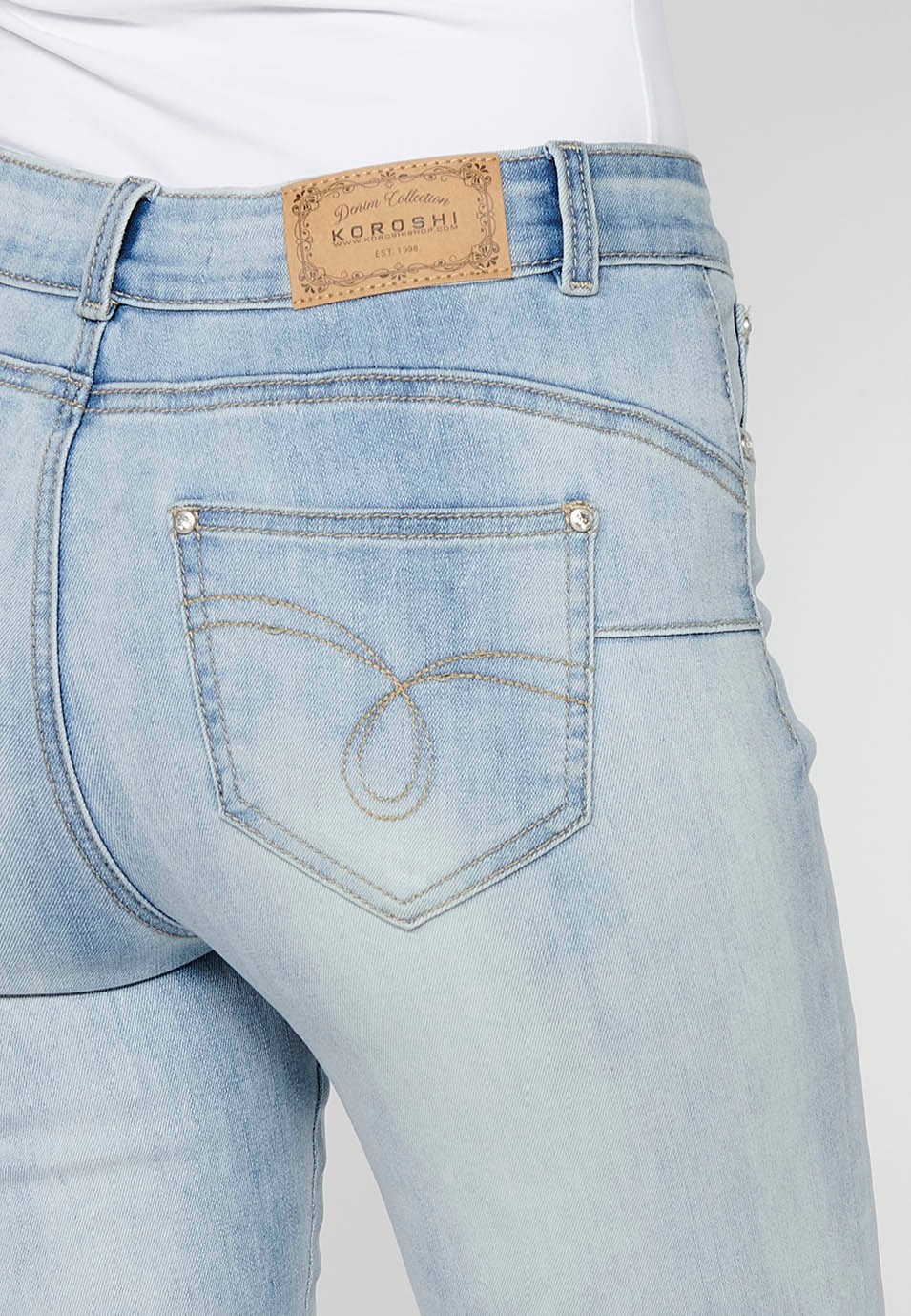 Pantalón largo slim con cierre delantero con cremallera y botón con detalles bordados de color azul claro para mujer | Moda Actual 10