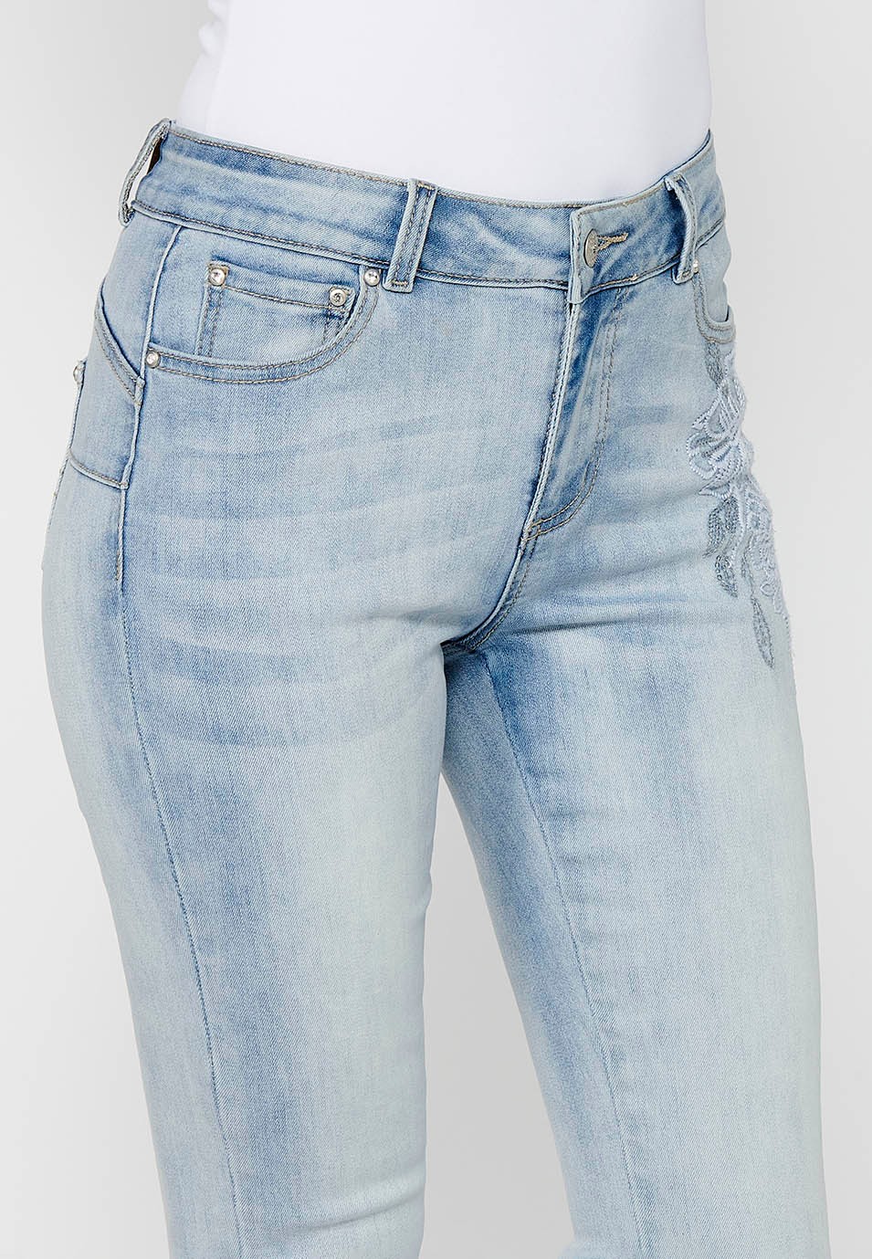 Pantalon long slim avec fermeture éclair sur le devant et fermeture boutonnée avec détails brodés en bleu clair pour femme 7