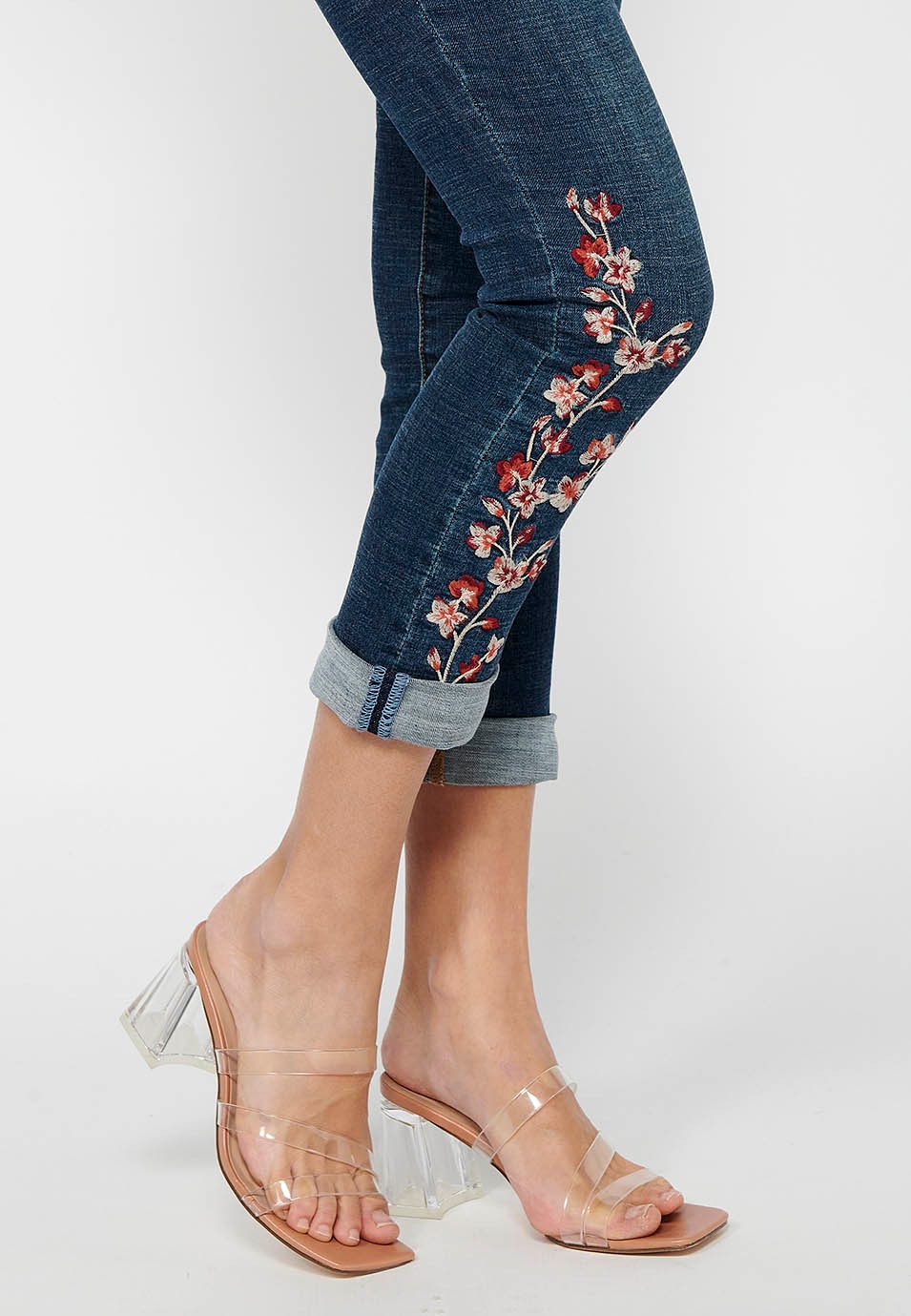 Lange, schmale Jeanshose mit Frontverschluss mit Reißverschluss und Knopf in Dunkelblau für Damen 5