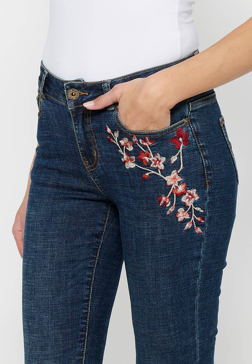 Lange, schmale Jeanshose mit Frontverschluss mit Reißverschluss und Knopf in Dunkelblau für Damen 7